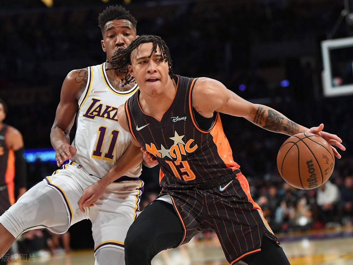 包含从西汉姆赛前复出首秀到广州队围绕NBA常规赛再遭质疑，里程碑夜华盛顿奇才造点机会的词条